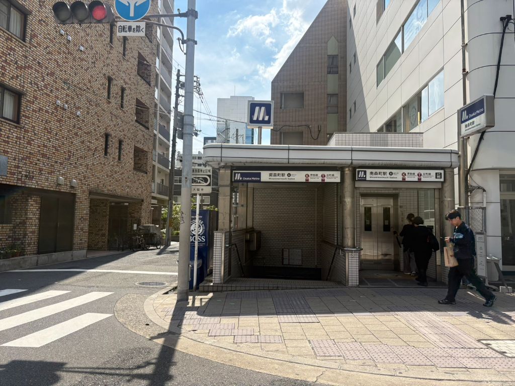 6番出口を出てすぐ右手の路地