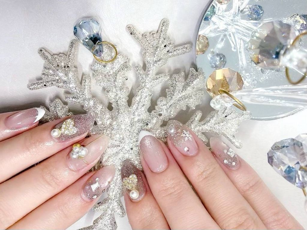 南森町Arkの季節のネイル。雪の結晶アートと立体的なパールハートがロマンチックな冬のネイル